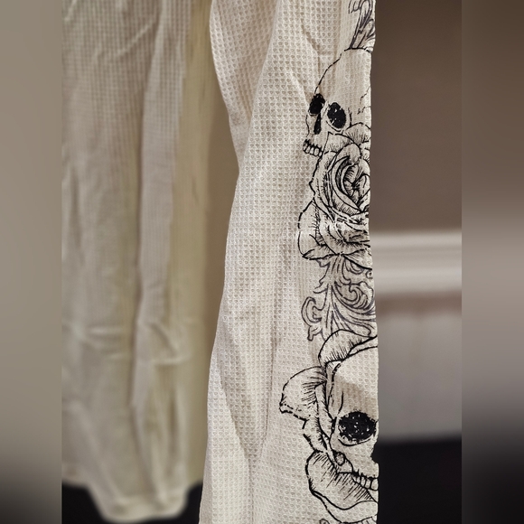 Cross and Skull Shirt Medium - Picture 4 of 4